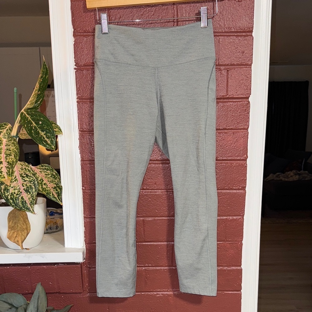Nike Women’s Light Gray Dri-Fit Cropped Leggings Small